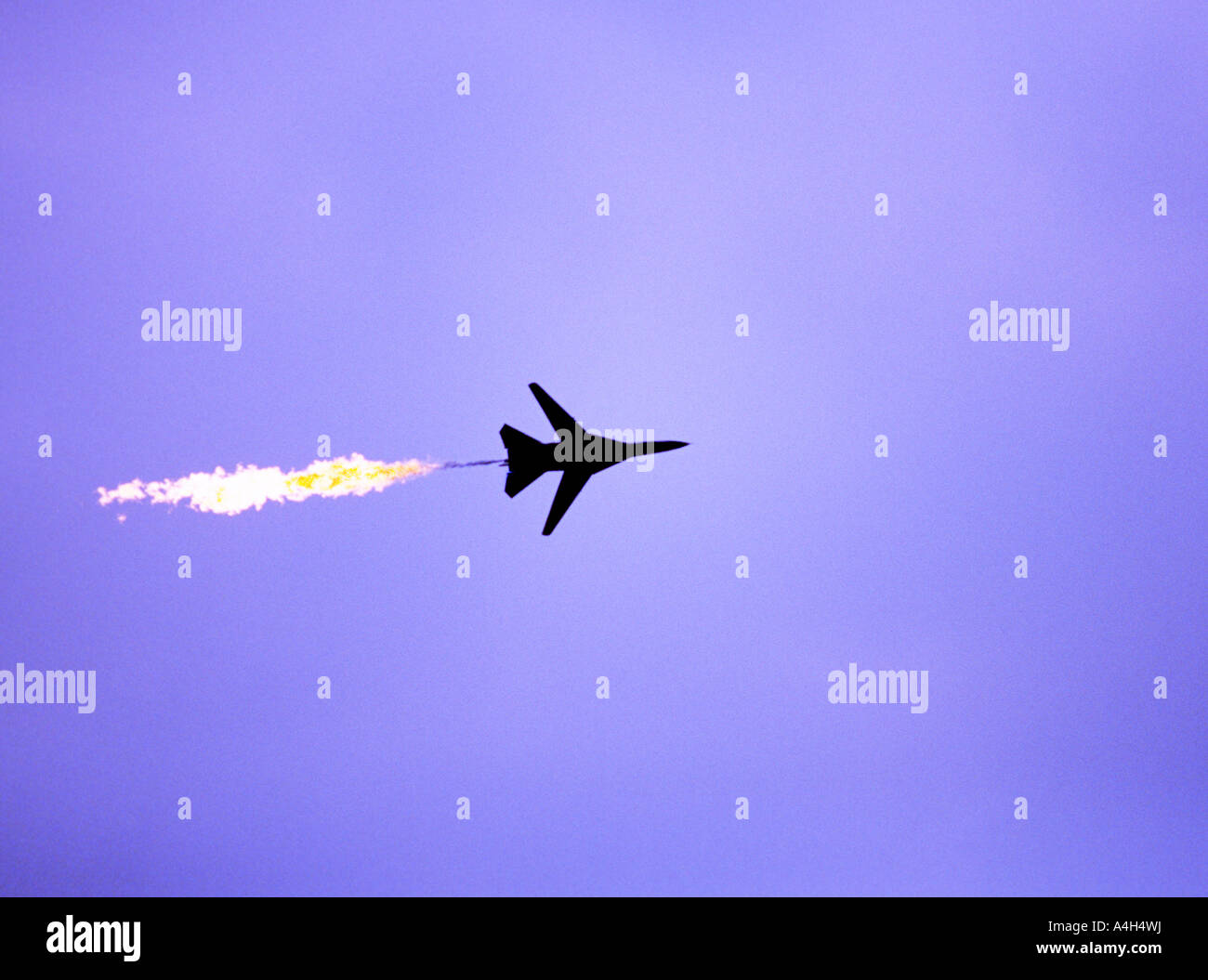 Il jet F-111 della RAAF scarica carburante mentre gareggia attraverso un cielo viola spettacolare, mostrando la potenza dell'aviazione militare e le dinamiche aeree. Foto Stock