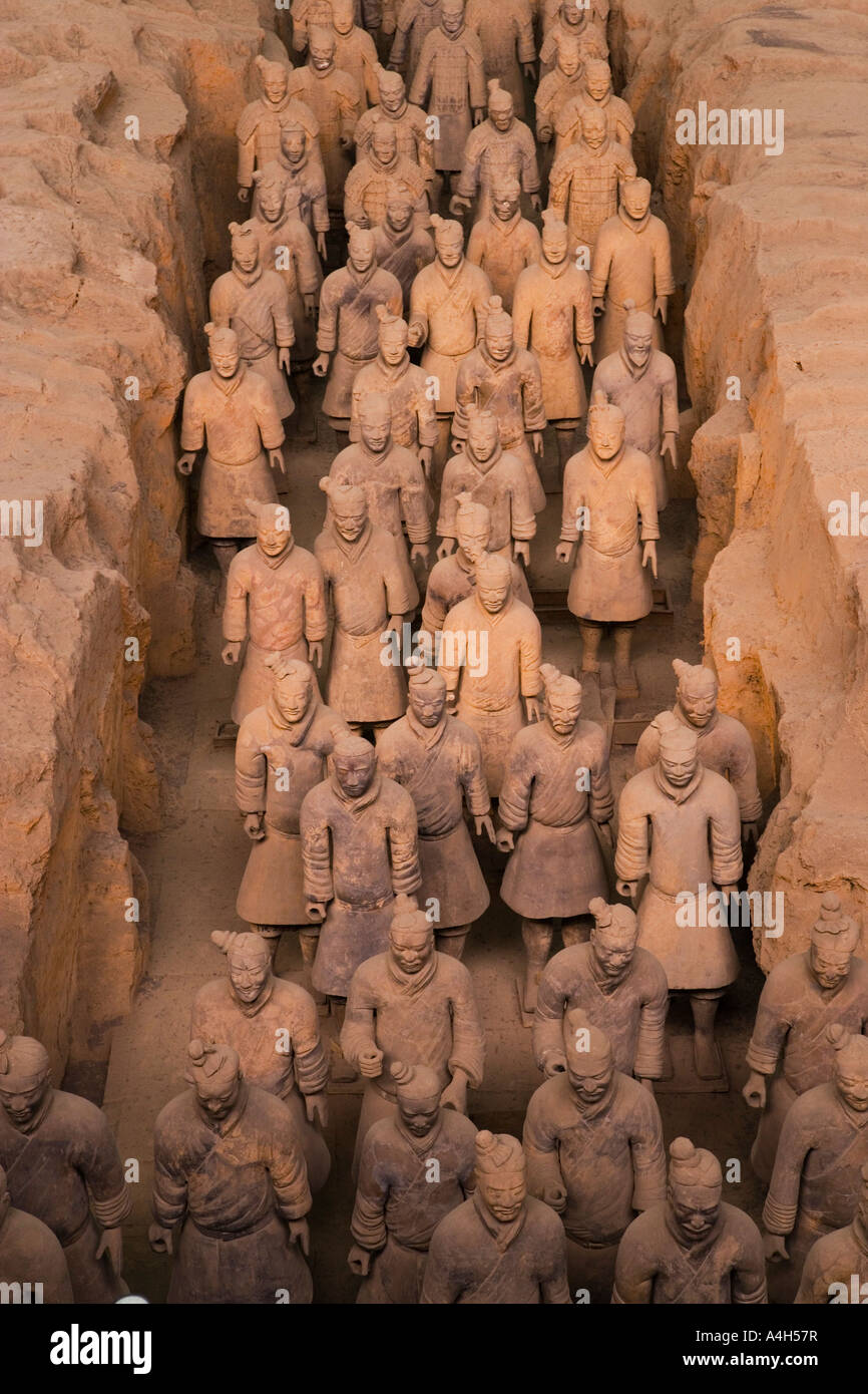 Mezzo frontale vicino shot soldati permanente fossa 1 esercito di terracotta a Xi'an Cina JMH2031 Foto Stock