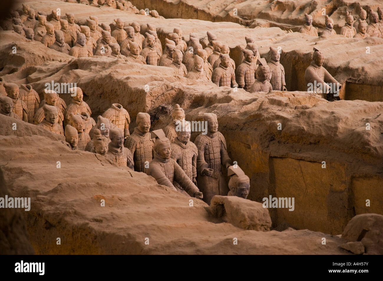 Colpo angolato da sinistra di soldati permanente fossa 1 esercito di terracotta a Xi'an Cina JMH2033 Foto Stock