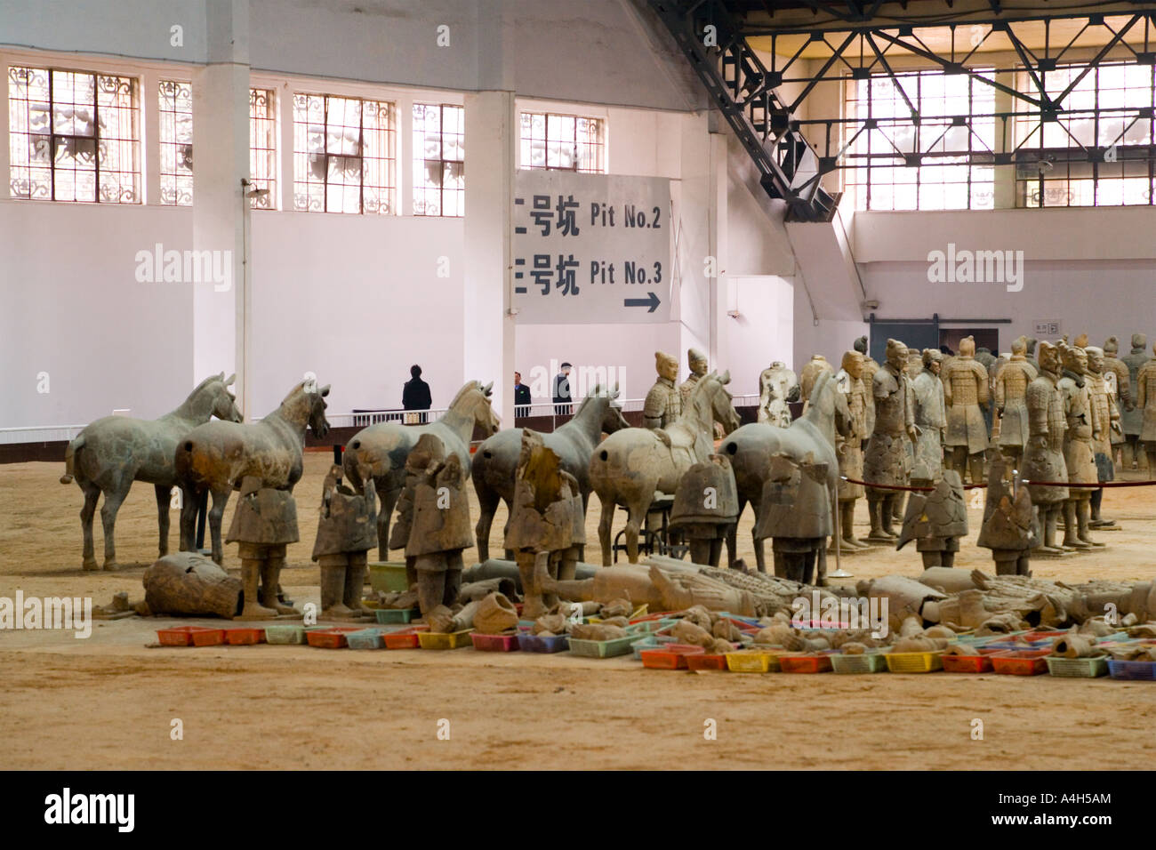 Parzialmente ristrutturato i soldati in corrispondenza della parte posteriore della fossa 1 esercito di terracotta a Xi'an Cina JMH2043 Foto Stock