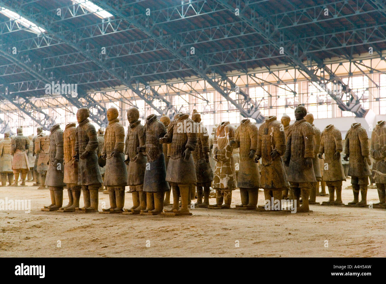 Ripristinati i soldati in corrispondenza della parte posteriore della fossa 1 esercito di terracotta a Xi'an Cina JMH2045 Foto Stock