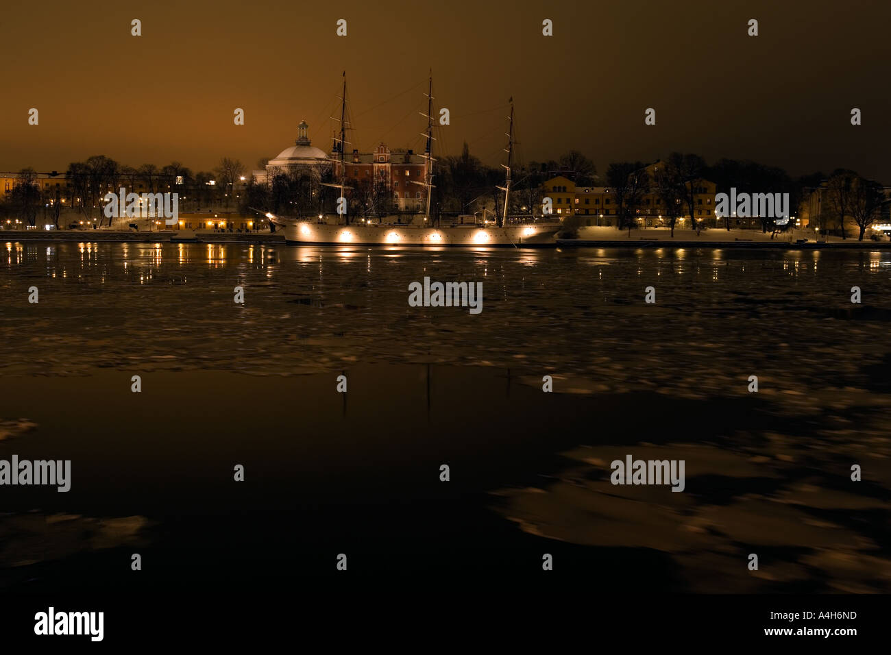 Stoccolma di notte con il fiordo ghiacciato in primo piano Foto Stock