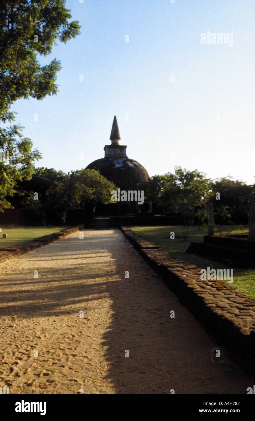 6 Kiri Vihara Polonnaruwa dagoba trovati in perfette condizioni dopo essere stata ricoperta dalla giungla per 700 anni Foto Stock