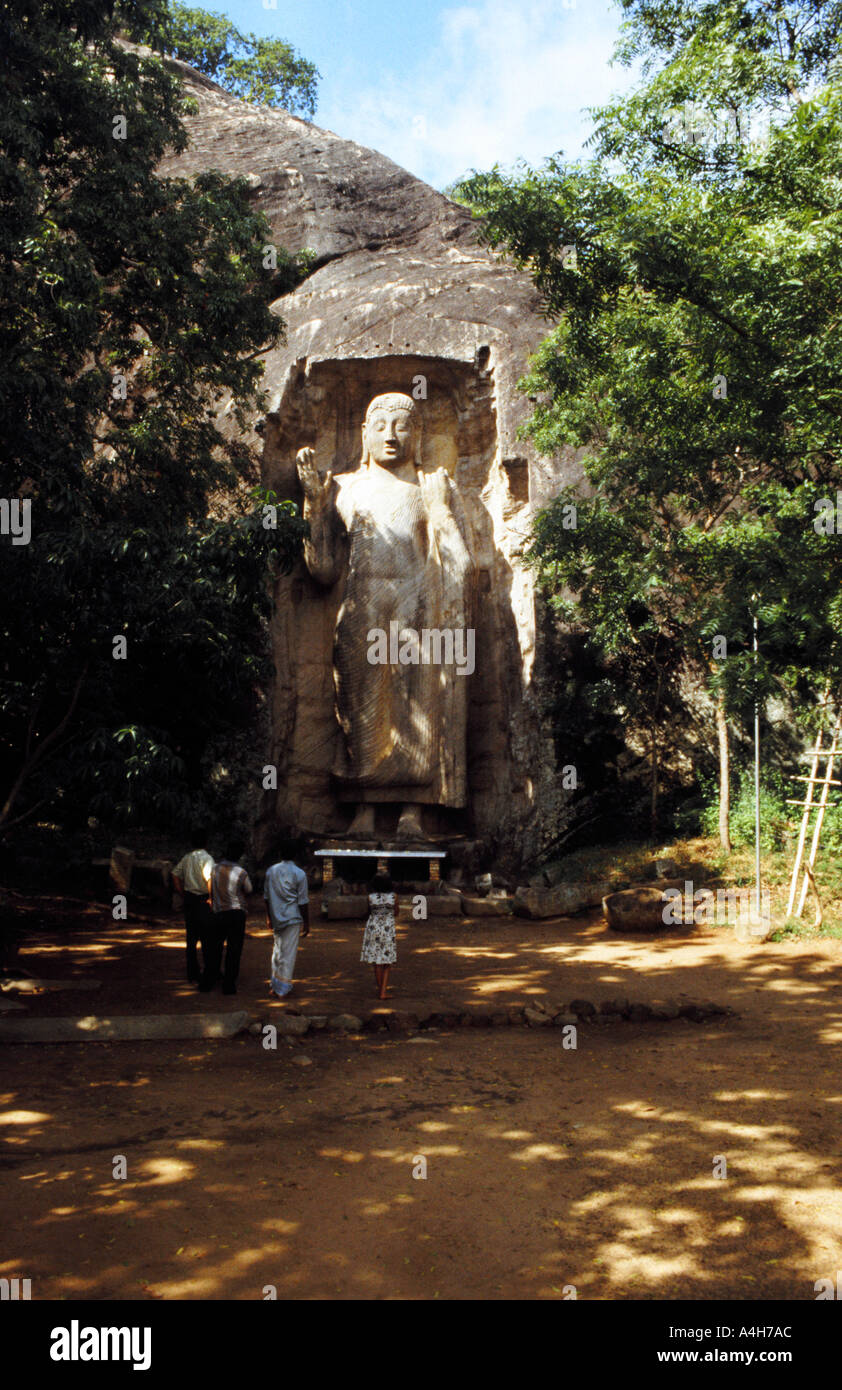 Il governo dello Sri Lanka i visitatori possono vedere il Buddha Sasseruwa 11km da Aukana Foto Stock
