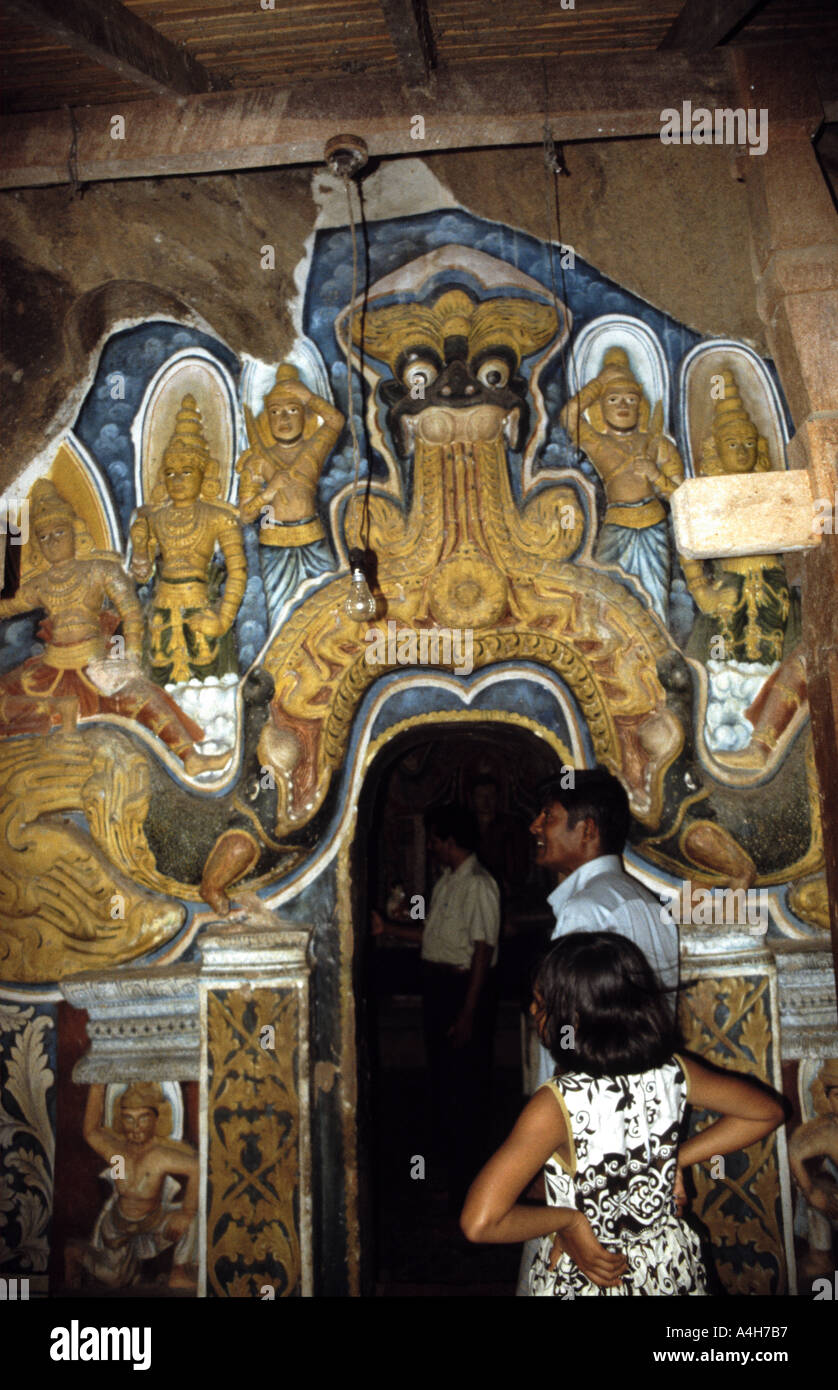 Il governo dello Sri Lanka i visitatori possono vedere in uno dei due templi grotta presso il sito del Buddha Sasseruwa vicino Aukana nord dello Sri Lanka Foto Stock