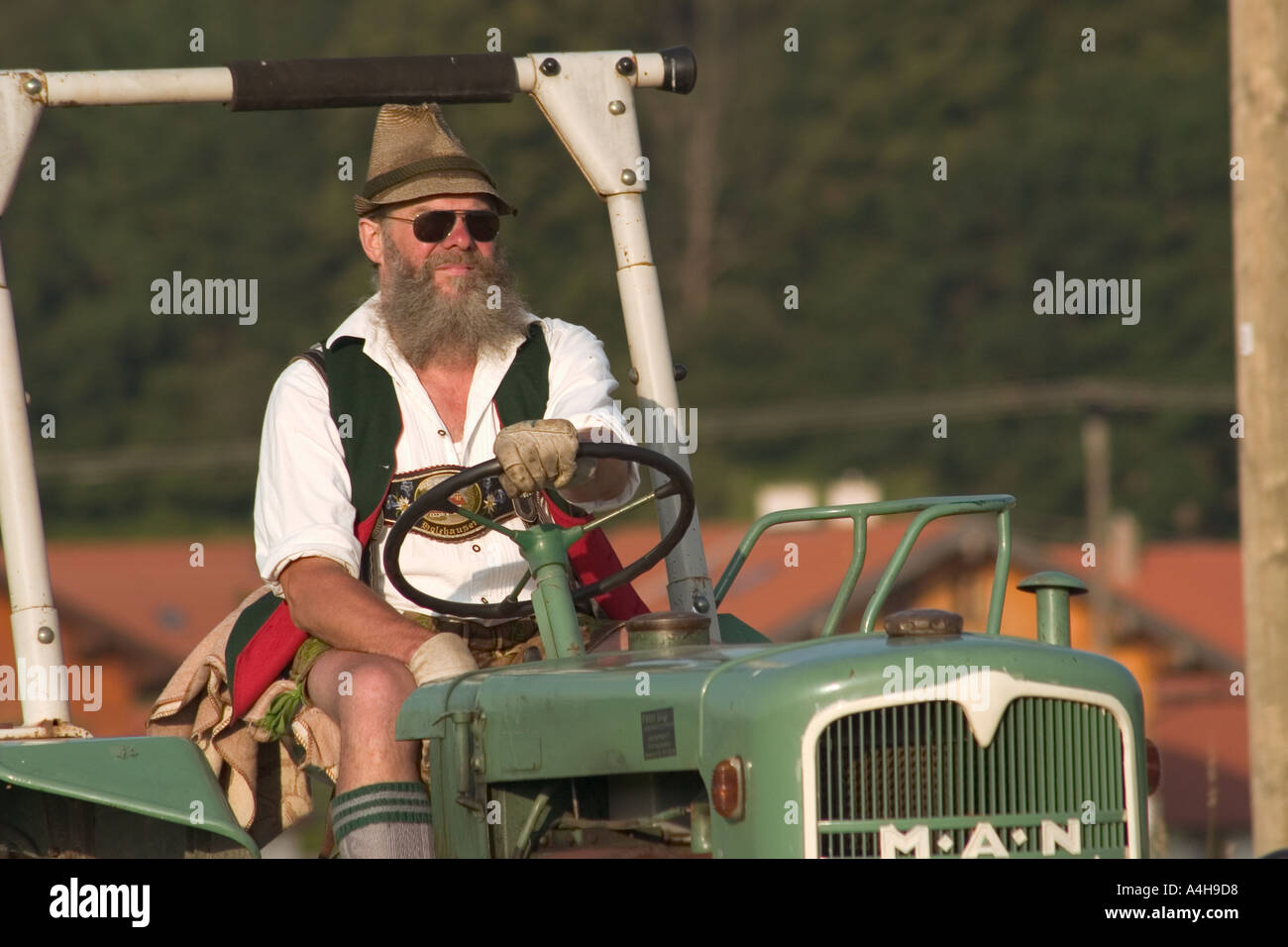 Agricoltore tradizionale su un uomo trattore vicino Dietramszell Baviera Germania Sig. Nr 0017 Foto Stock