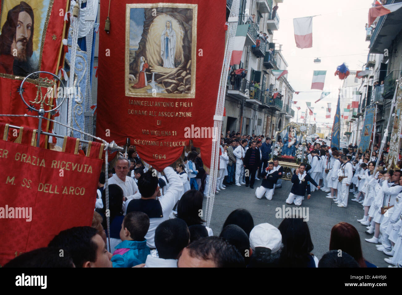 Napoli Italia la tradizionale Lunedì di Pasqua processsion della Madonna dell Arco Foto Stock