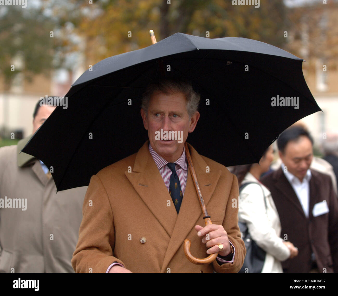 Il principe Charles con ombrellone a Poundbury nel Dorset Regno Unito Regno Unito Foto Stock