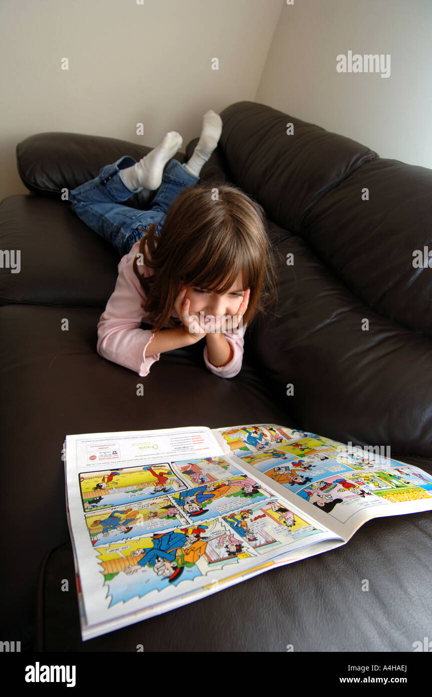 Fumetto, lettura della ragazza comico, fumetti Foto Stock