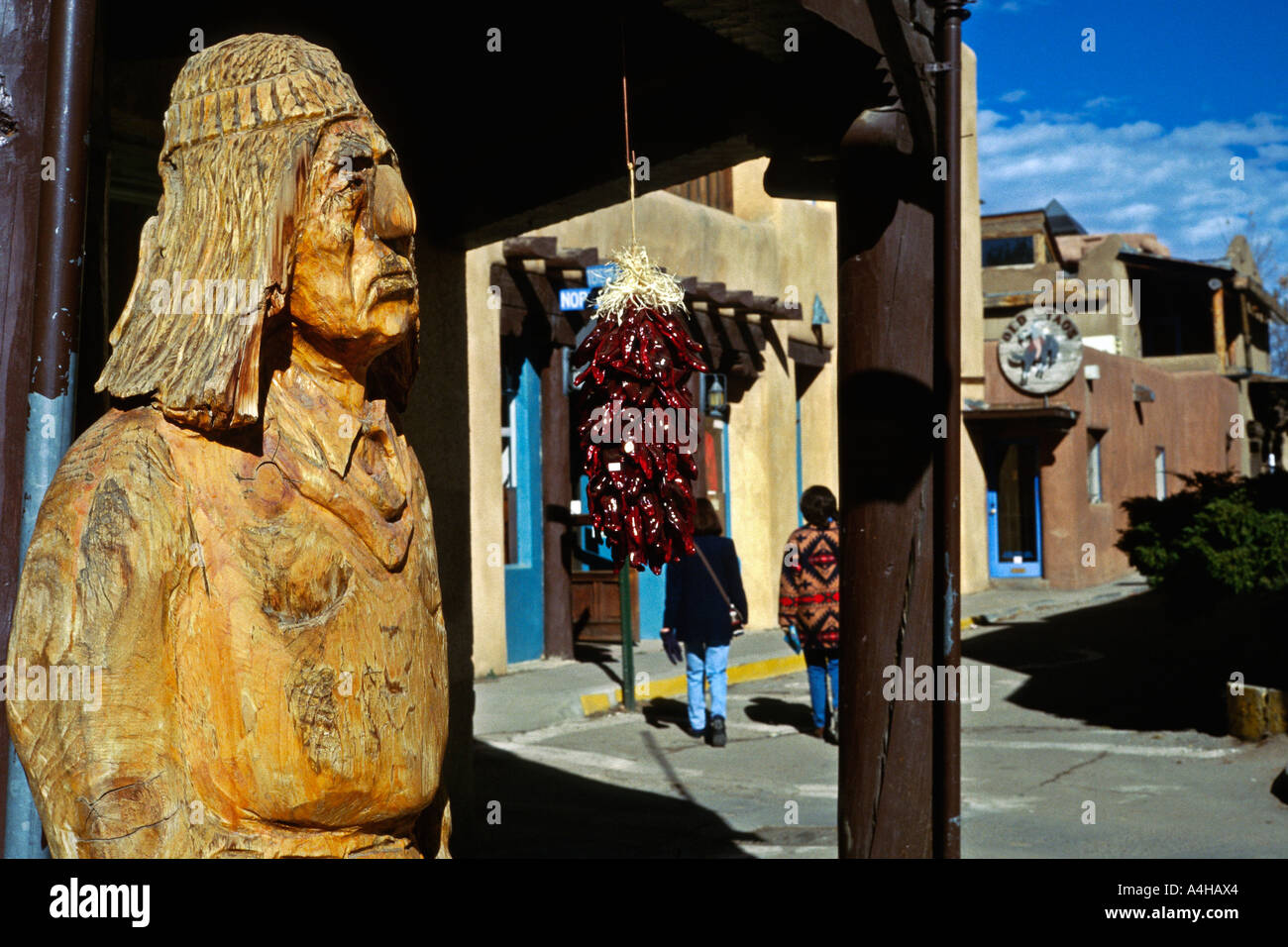 Legno intagliato e indiana peperoni secchi davanti ai negozi in Piazza Città Vecchia Città Taos New Mexico Foto Stock