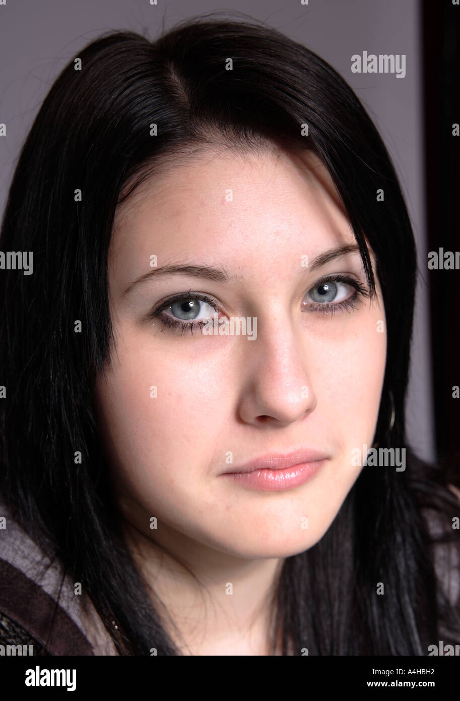 Ragazza giovane di 16 anni con i capelli neri cercando sconvolto e circa a piangere Foto Stock