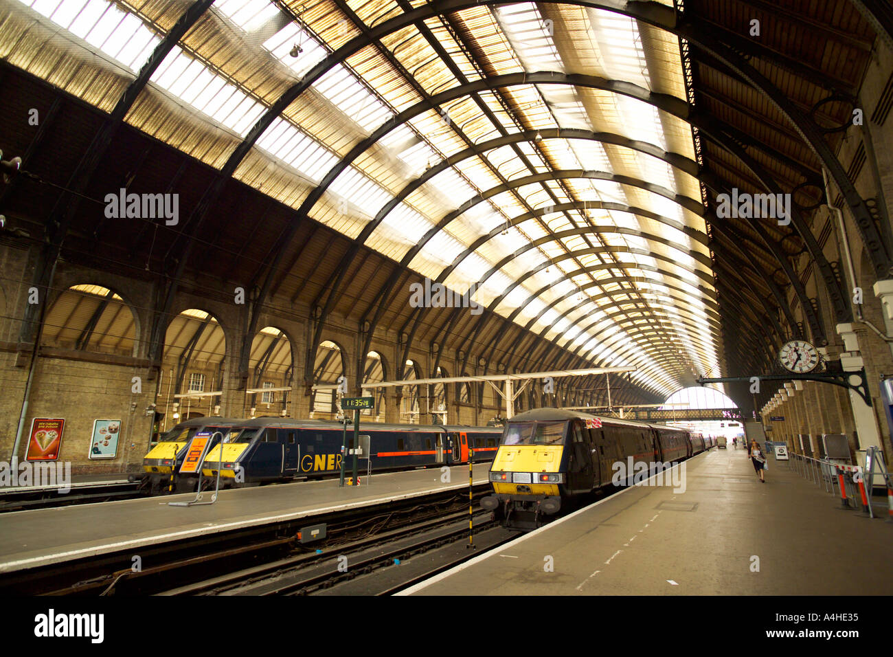 I treni in attesa presso le piattaforme presso la stazione di Kings Cross Londra Inghilterra REGNO UNITO Foto Stock