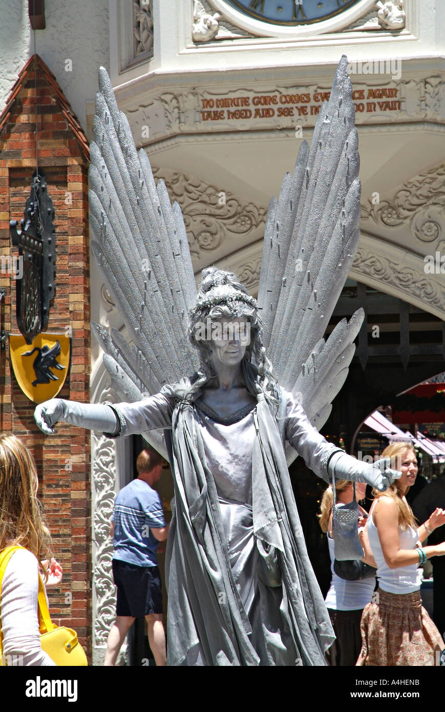 Street performer vestito come un angelo e verniciato argento Central Perth Western Australia Foto Stock