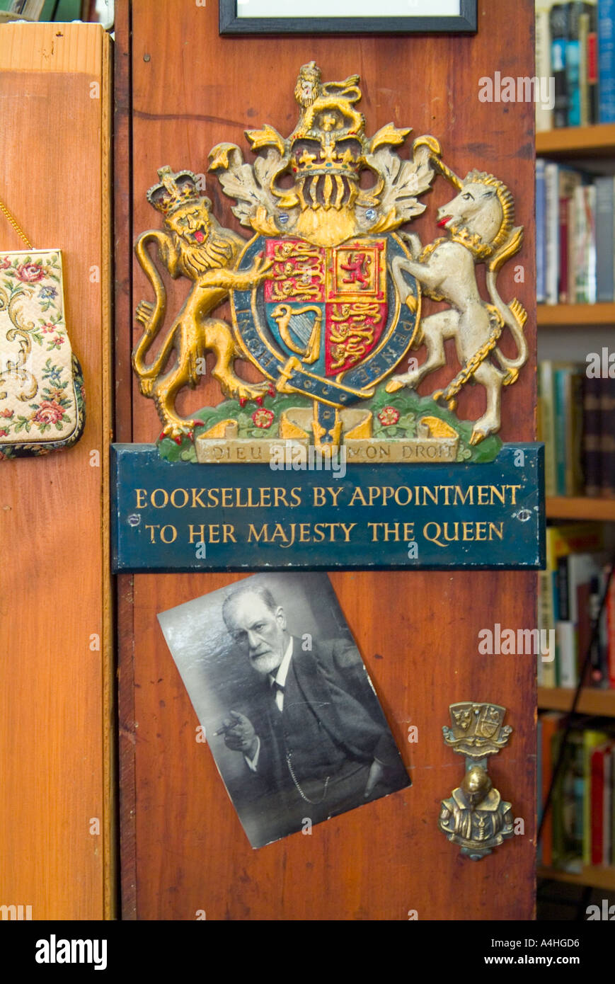 Per appuntamento Royal warrant stemma e ritratto di Sigmund Freud nella seconda mano bookshop Foto Stock