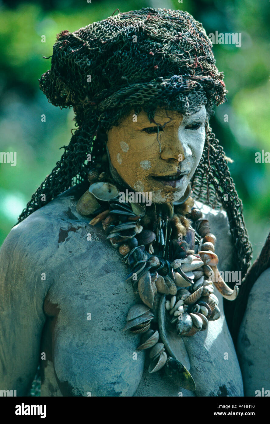 Chimbu donna che indossa il lutto tradizionale di decorazione corporea Foto Stock