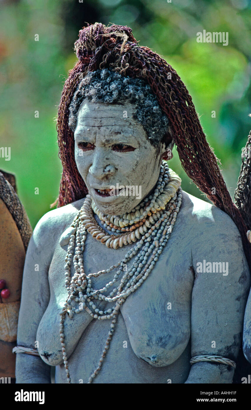 Chimbu donna che indossa il lutto tradizionale di decorazione corporea Foto Stock