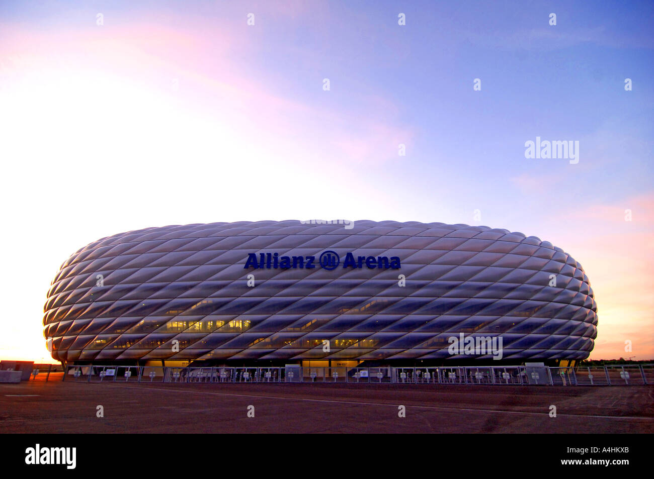 Stadio di calcio Allianz Arena non illuminato all alba di Monaco di Baviera Germania Foto Stock