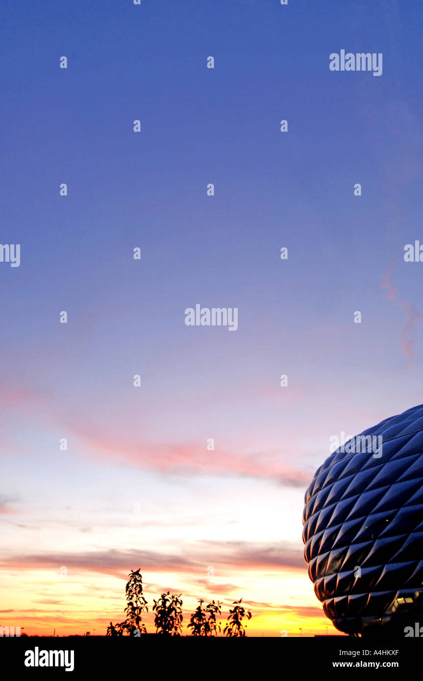 Stadio di calcio Allianz Arena non illuminato all alba di Monaco di Baviera Germania Foto Stock