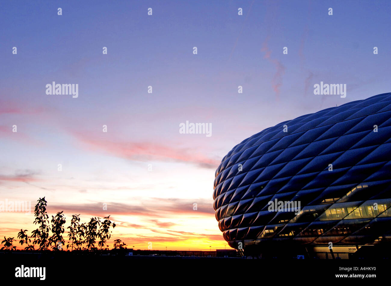 Stadio di calcio Allianz Arena non illuminato all alba di Monaco di Baviera Germania Foto Stock