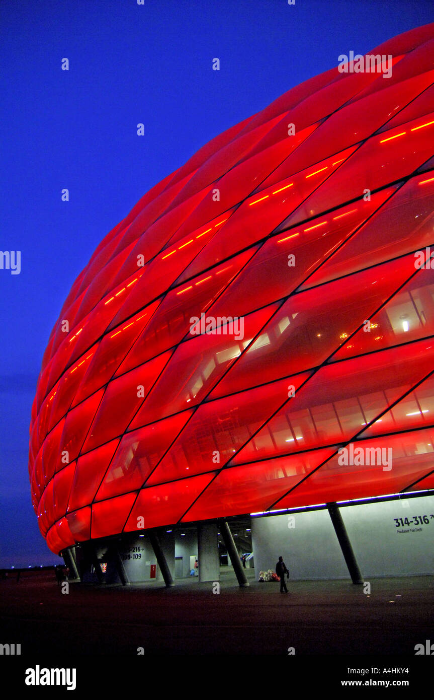 Stadio di calcio Allianz Arena di notte Monaco di Baviera Germania Foto Stock