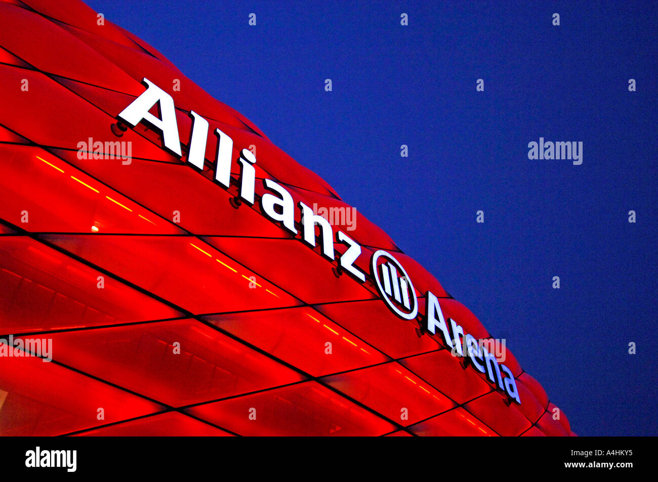 Stadio di calcio Allianz Arena di notte Monaco di Baviera Germania Foto Stock
