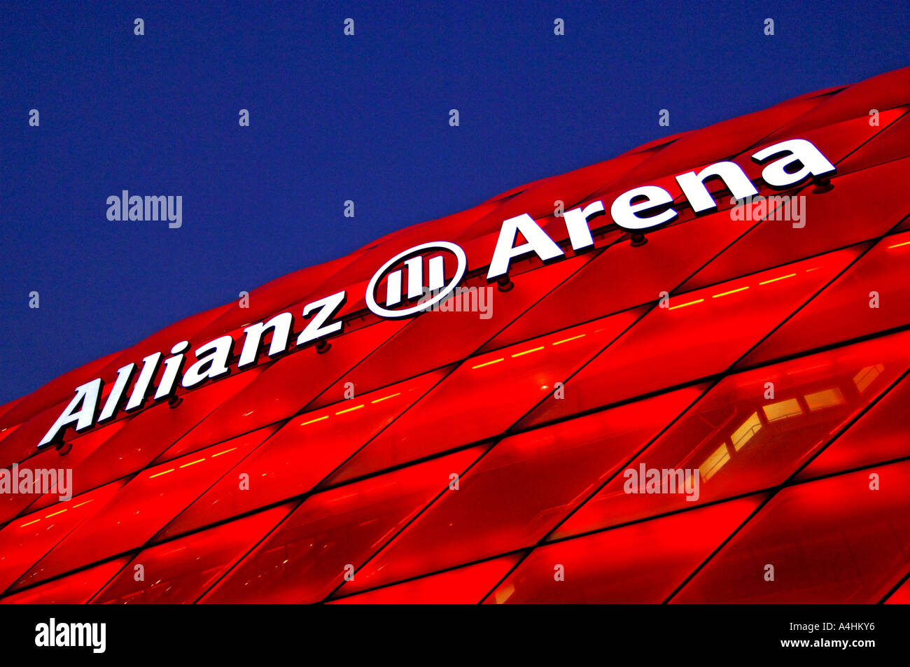 Stadio di calcio Allianz Arena di notte Monaco di Baviera Germania Foto Stock