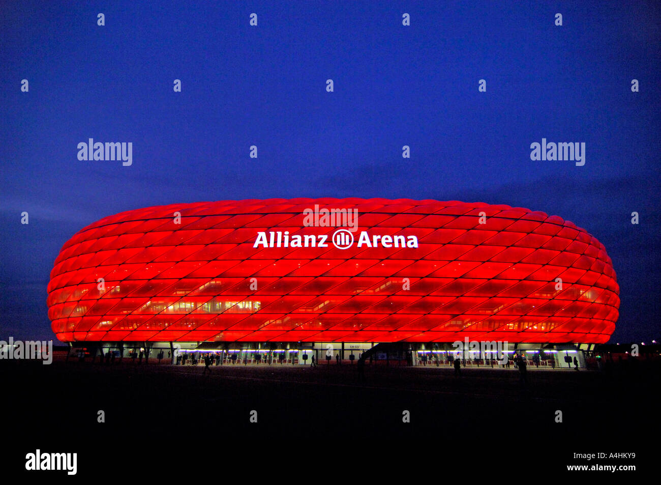 Stadio di calcio Allianz Arena di notte Monaco di Baviera Germania Foto  stock - Alamy