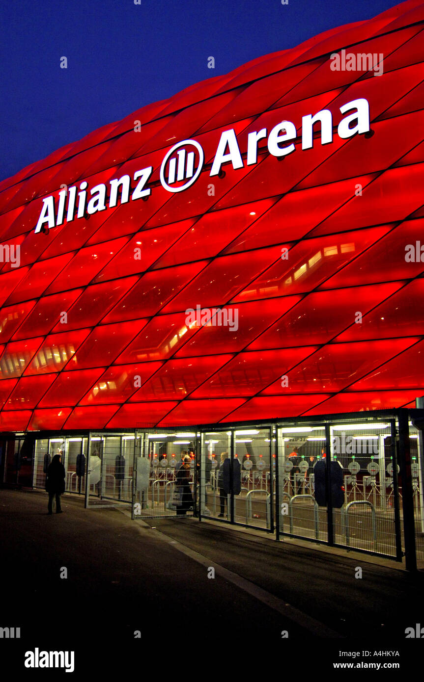 Stadio di calcio Allianz Arena di notte Monaco di Baviera Germania Foto Stock