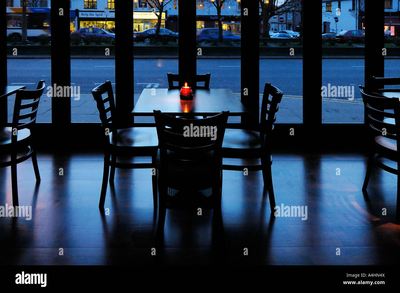 Ora del tramonto in un post moderno ristorante interno in Inghilterra Foto Stock
