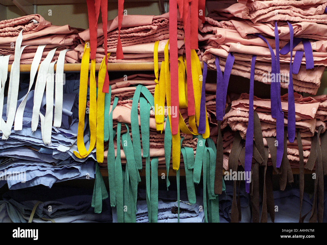 Tie-tallonamento stringhe da pantaloni chirurgico in un chirurghi cambiare camera. Foto Stock
