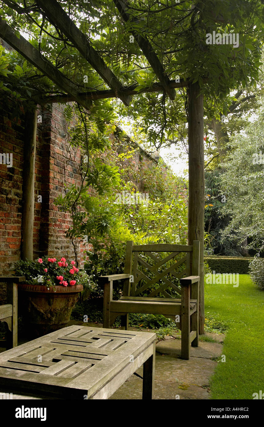 Sedile in legno e tavolo in inglese naturale British giardino Foto Stock