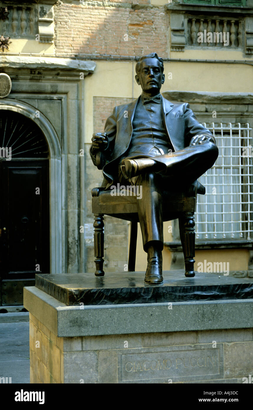 Statua di Puccini - Lucca fu la casa natale di Giacomo Puccini (nel 1858), uno dei più famosi d'Italia compositori di musica operistica. Foto Stock
