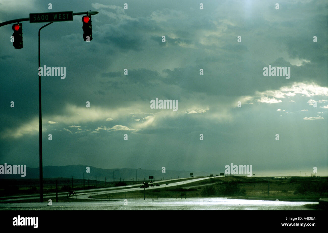Glowring sky su autostrada con semaforo rosso, vicino Saltlake City Utha USA Foto Stock