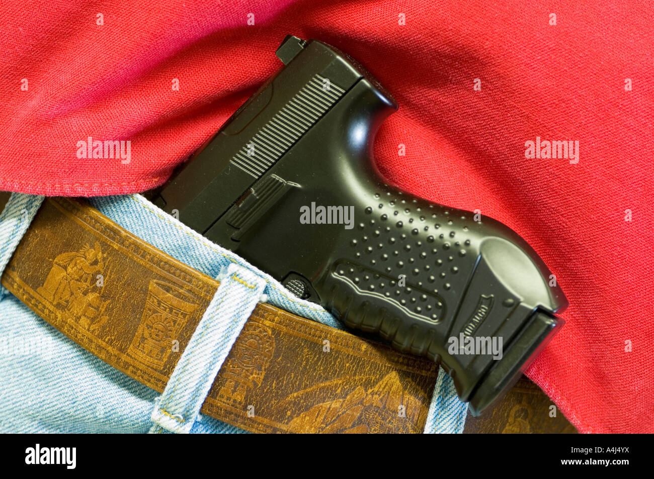 Pistola bloccato in jean pocket Foto Stock