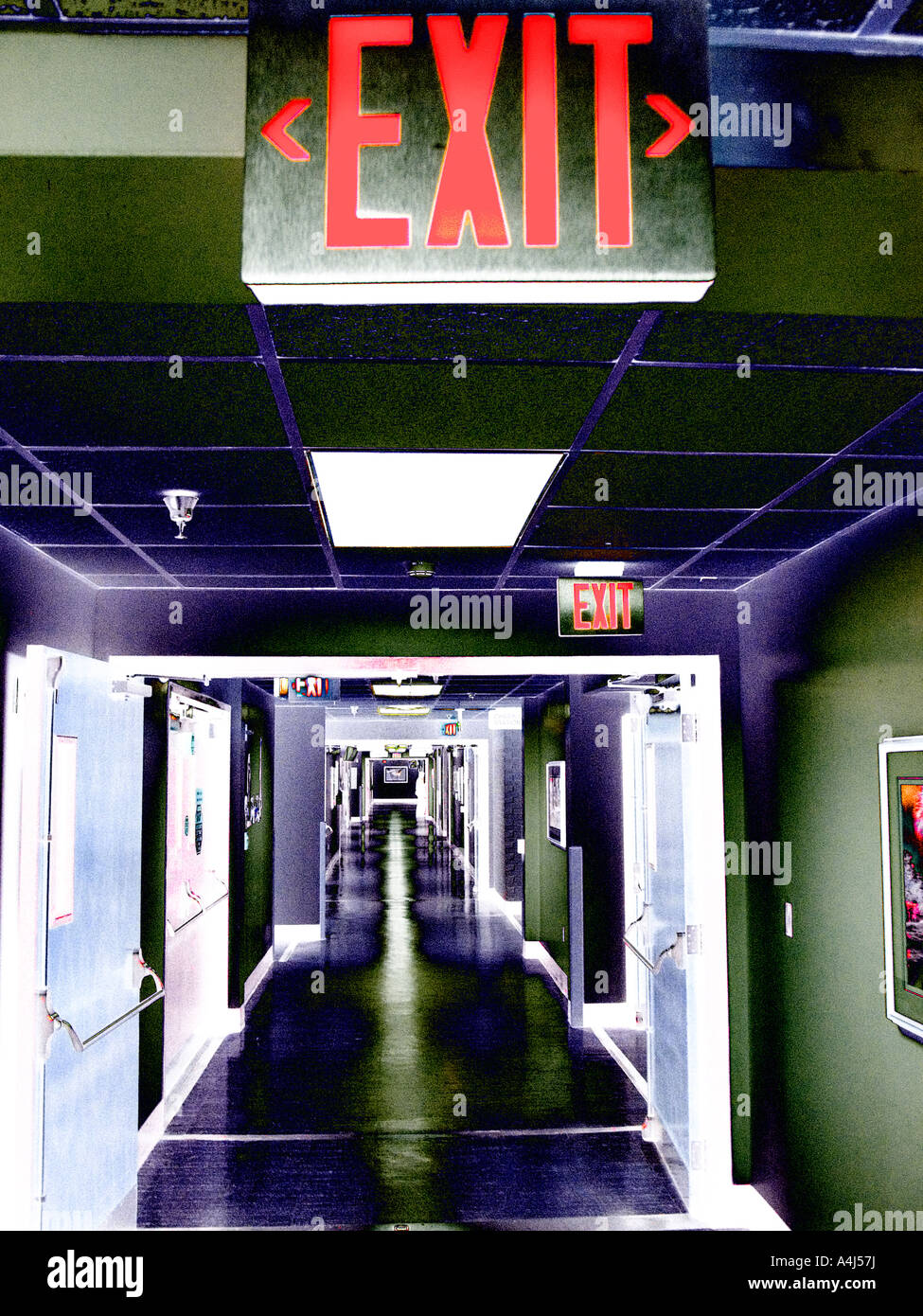 Ospedale vuoto corridoio che conduce alla sala di emergenza che mostra l'uscita Foto Stock