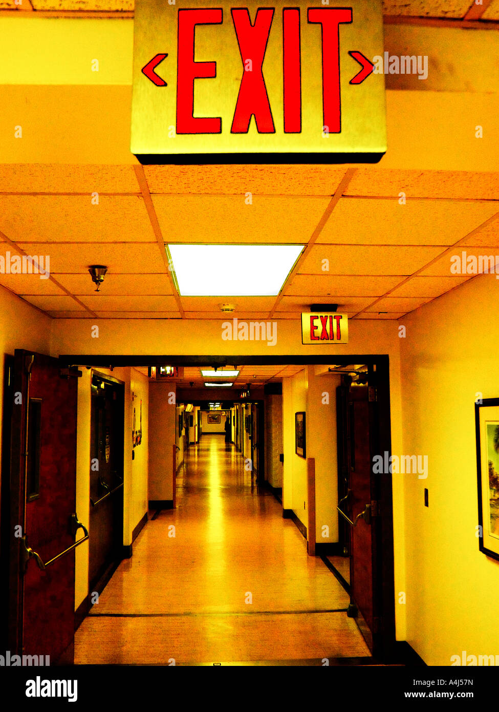 Ospedale vuoto corridoio che conduce alla sala di emergenza che mostra l'uscita Foto Stock