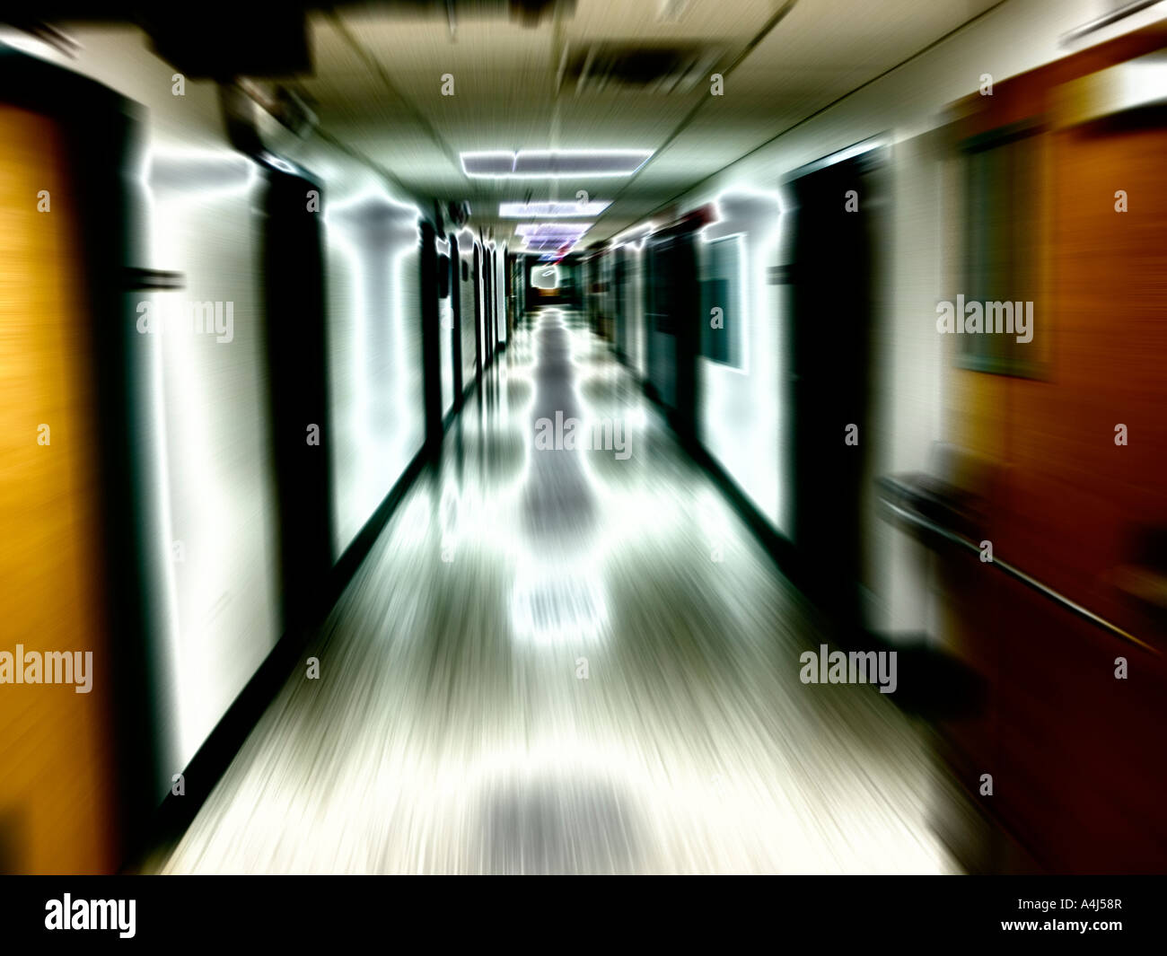 Vista astratta del corridoio vuoto in ospedale che conduce alla sala di emergenza Foto Stock