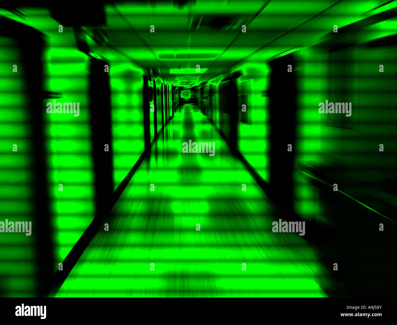 Corridoio vuoto in ospedale che conduce alla sala di emergenza mostrato su una telecamera di sicurezza Foto Stock