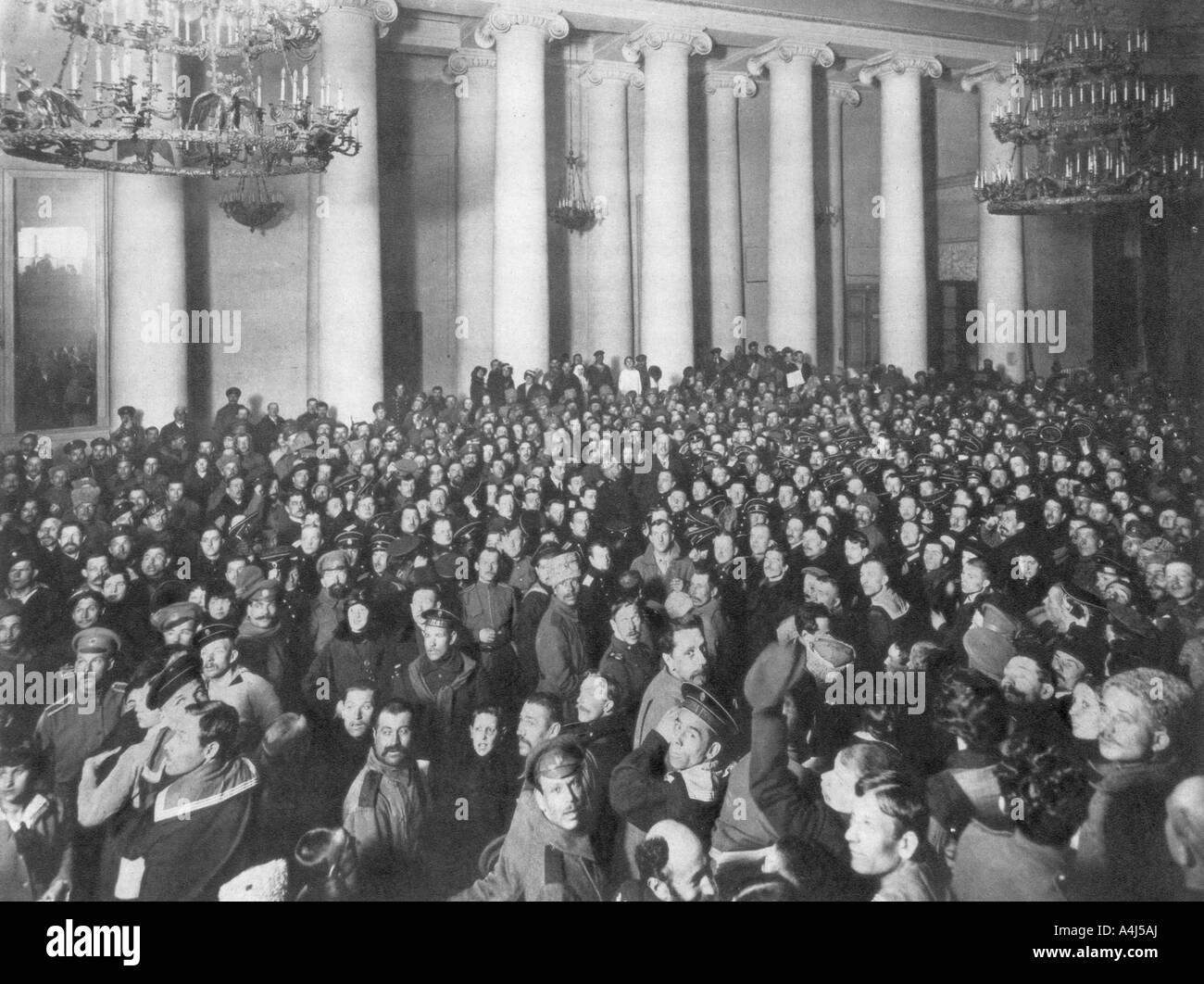 Soviet di Petrograd degli operai e dei delegati dei soldati, Palazzo Tauride, Russia, 1917. Artista: sconosciuto Foto Stock