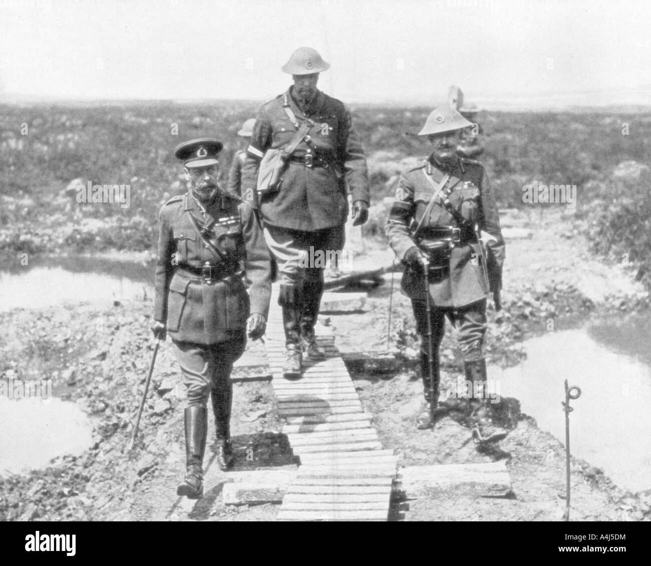 King George V e il generale canadese Currie visualizzare il terreno acquisito a Vimy e Messines, 1917. Artista: sconosciuto Foto Stock