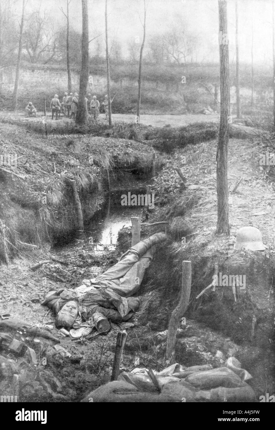 Morto il soldato tedesco, Plessis-de-Roye, Piccardia, Francia, 30 marzo 1918. Artista: sconosciuto Foto Stock