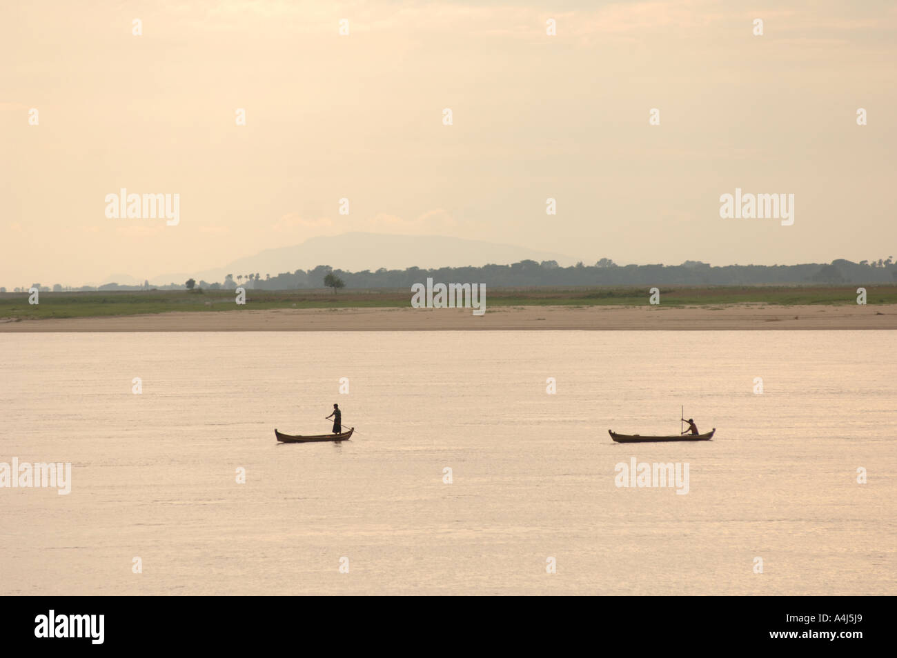 I pescatori in barche sul Myanmar fiume Irrawaddy Birmania Foto Stock