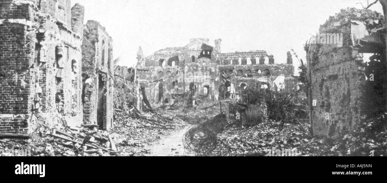 La città in rovina e il campanile della chiesa di Albert, Somme, Francia, 22 agosto 1918. Artista: sconosciuto Foto Stock