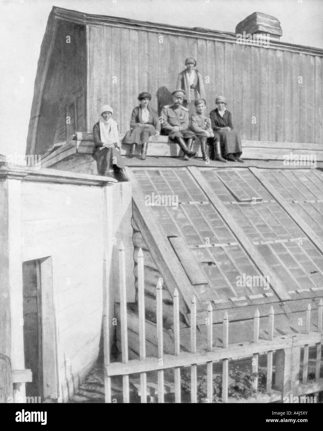 Tsar Nicholas II e i suoi bambini seduti su una serra, Tobolsk, Siberia, Russia, 1917. Artista: sconosciuto Foto Stock