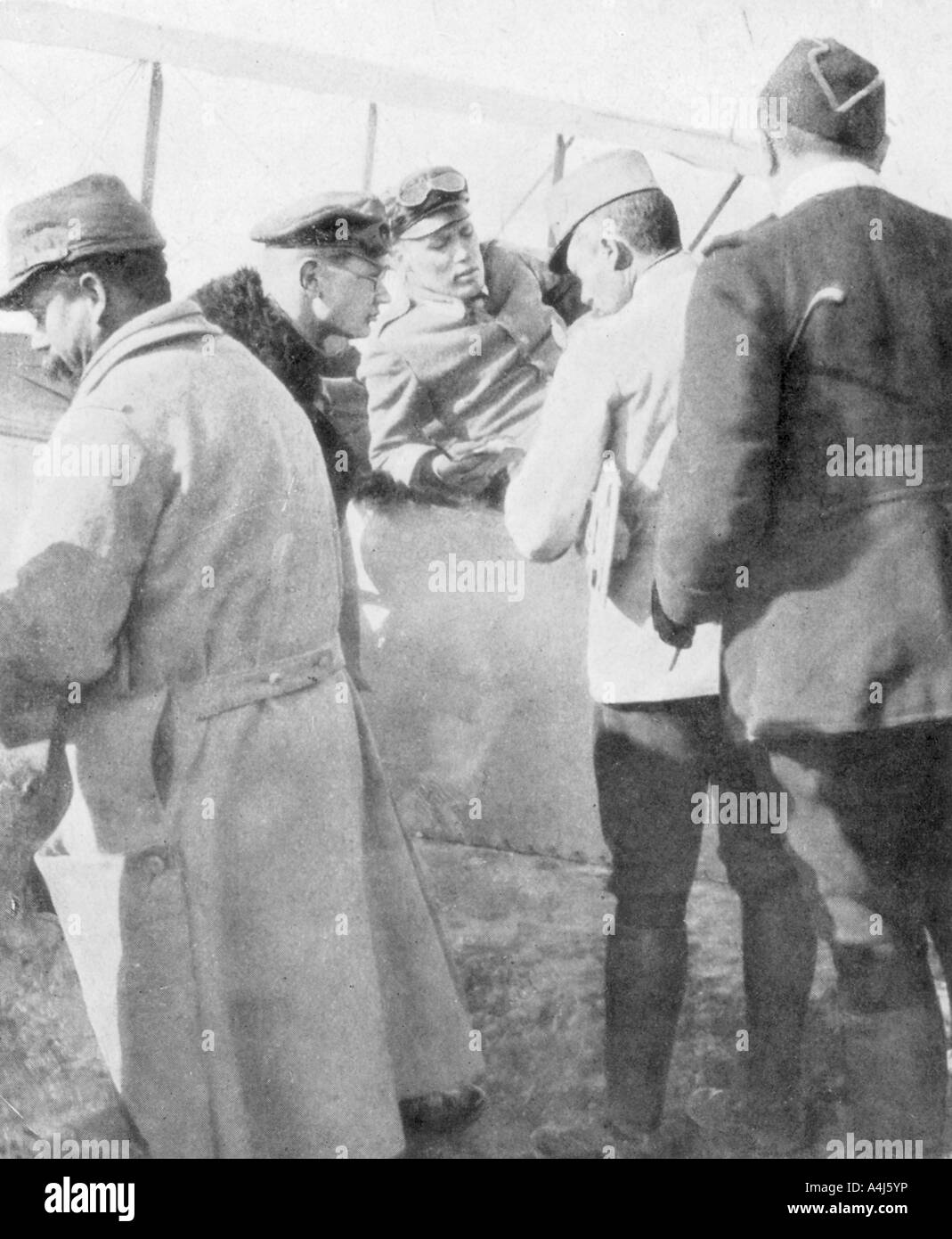 Il tedesco aviatori abbattuto da asso francese Jean Navarra, 1916. Artista: sconosciuto Foto Stock
