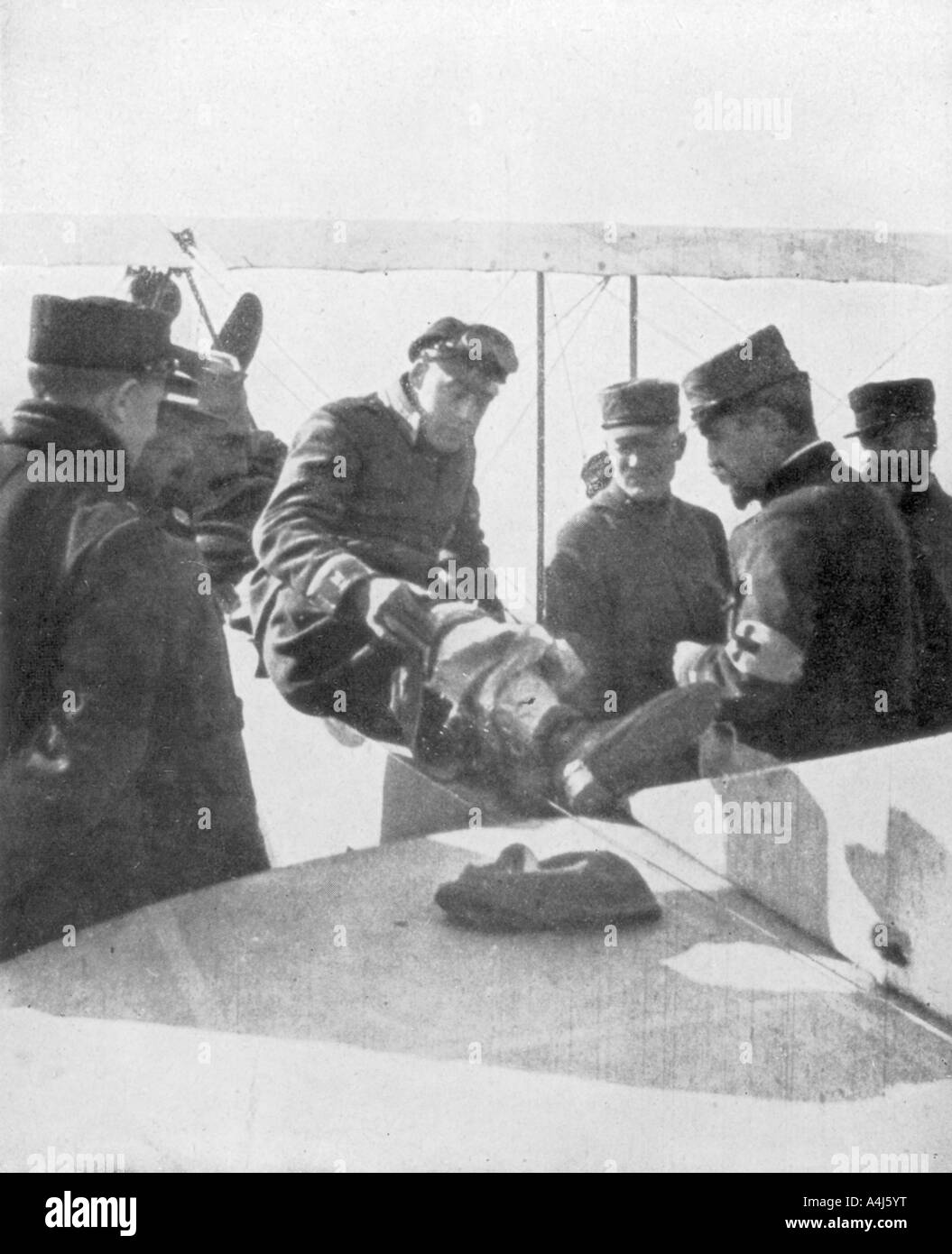 Il tedesco aviatori abbattuto da asso francese Jean Navarra, 1916. Artista: sconosciuto Foto Stock