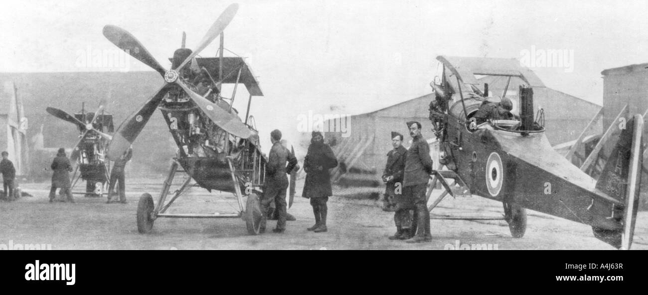 British Royal Flying Corps aeromobili sotto la riparazione, c1916. Artista: sconosciuto Foto Stock