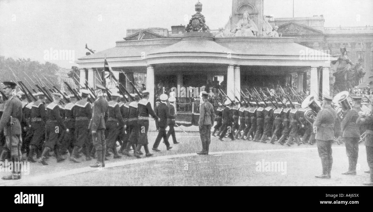 Victory Parade passando il memoriale della Victoria e Buckingham Palace di Londra, 19 luglio, 1919 Artista: sconosciuto Foto Stock