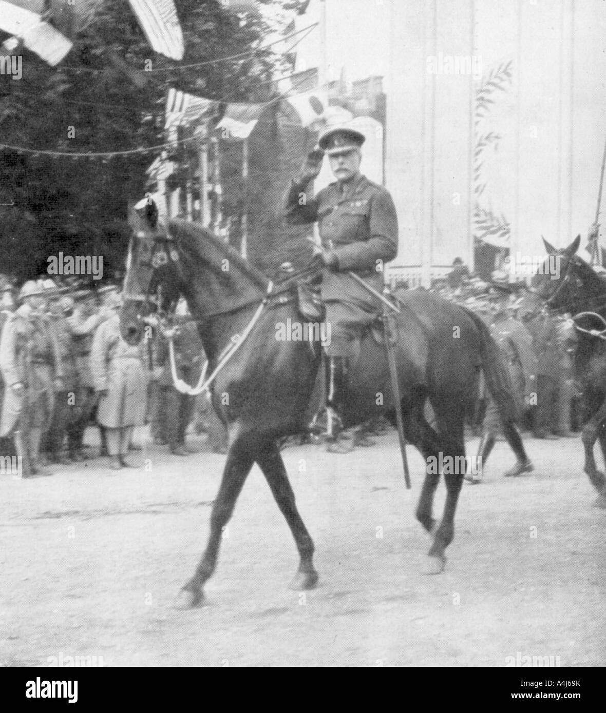 Il maresciallo di campo Sir Douglas Haig durante la Victory Parade, Parigi, Francia, 14 luglio 1919. Artista: sconosciuto Foto Stock