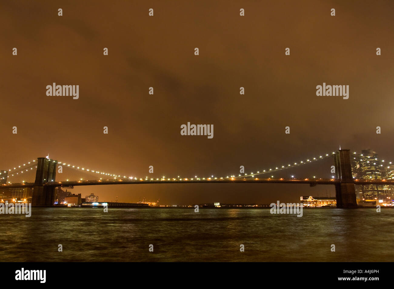 Il Ponte di Brooklyn & East River di notte. Foto Stock